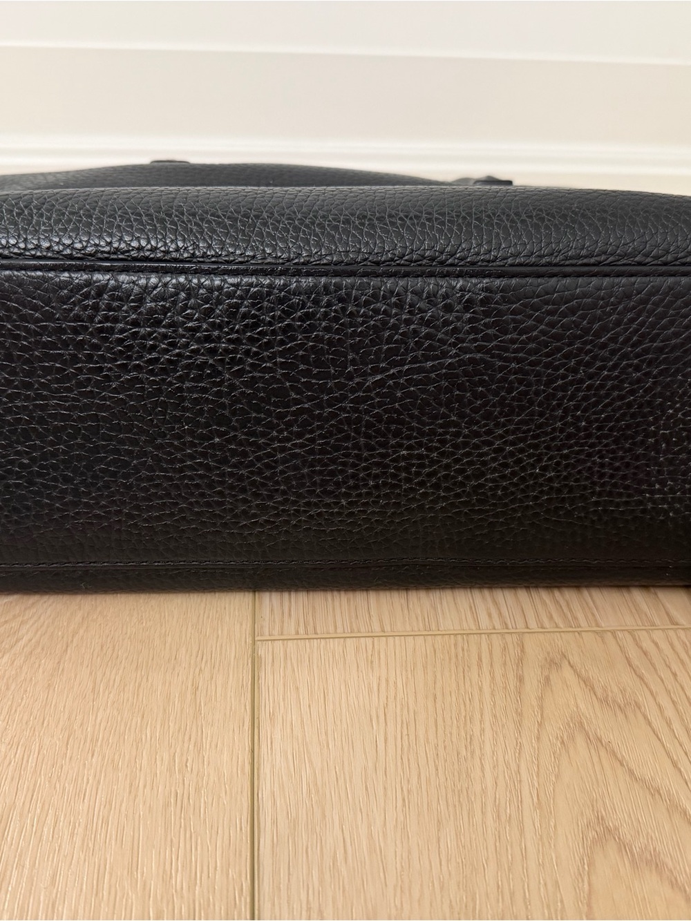 Marc Jacobs Black Pebbled Leather Barrel Duffel with Gold Plaque - Picture 7 of 8